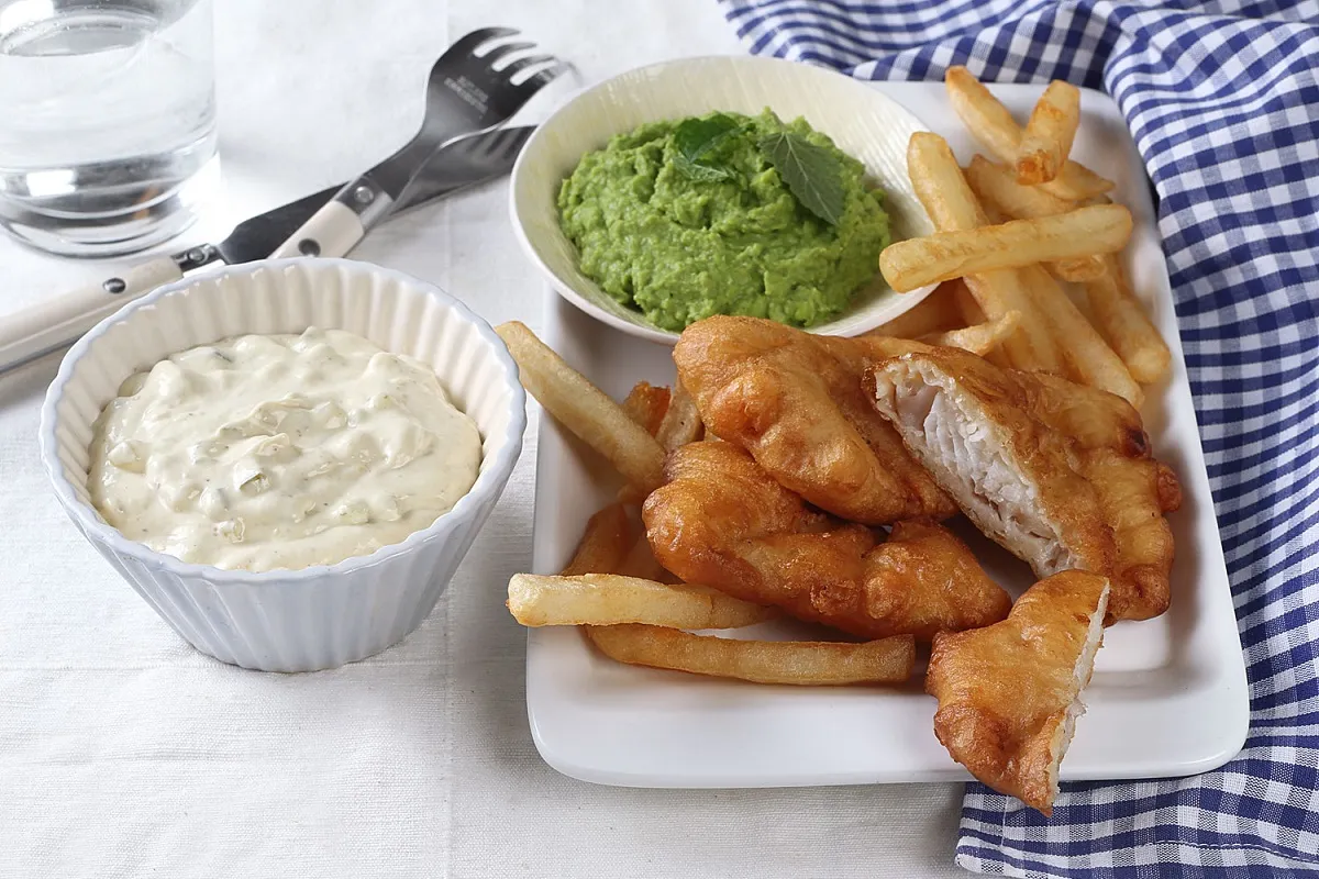 Fish & chips borsópürével, mártogatóssal és sült krumplival recept