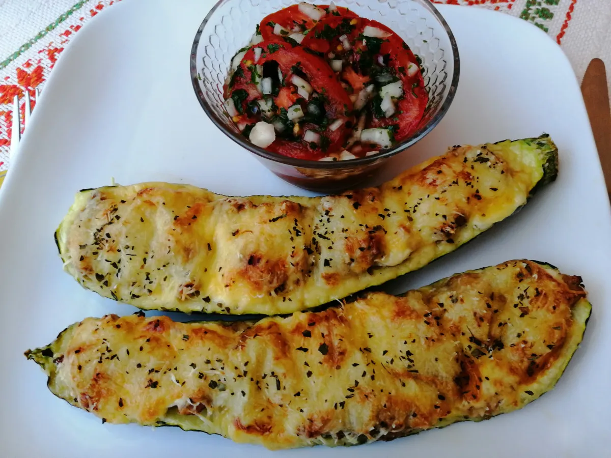 Töltött cukkini paradicsomsalátával  recept