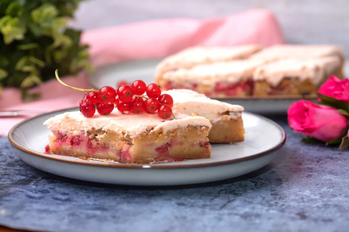 Fehér csokis blondie ribizlivel recept