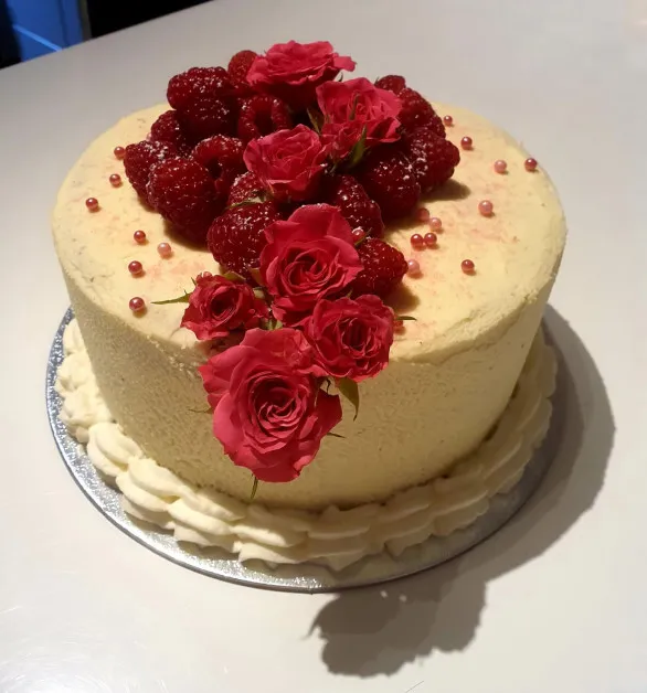 Málna krémes vörösbásony torta fehércsokis krémmel burkolva recept
