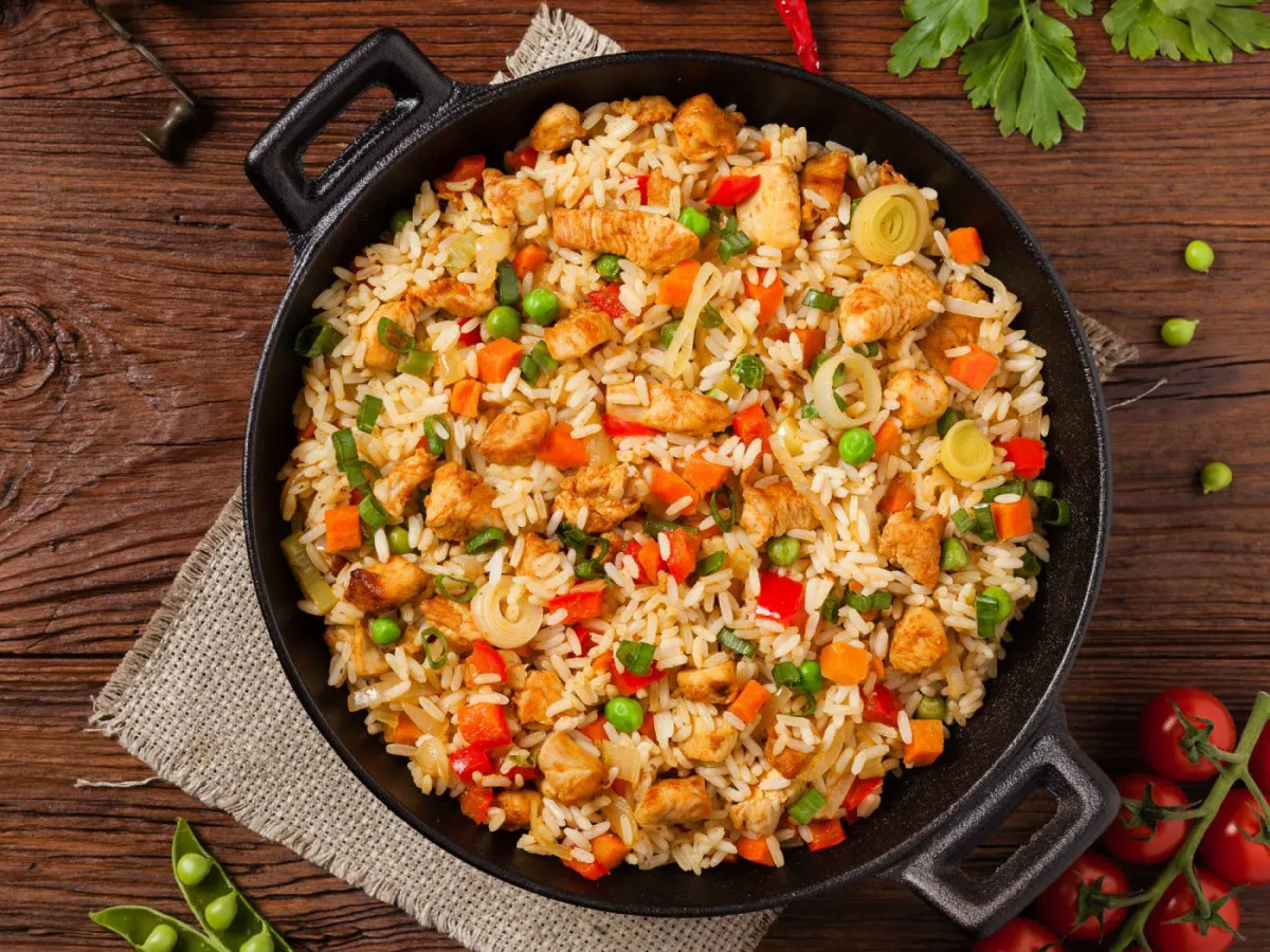 Színes pirított rizs csirkemellel recept