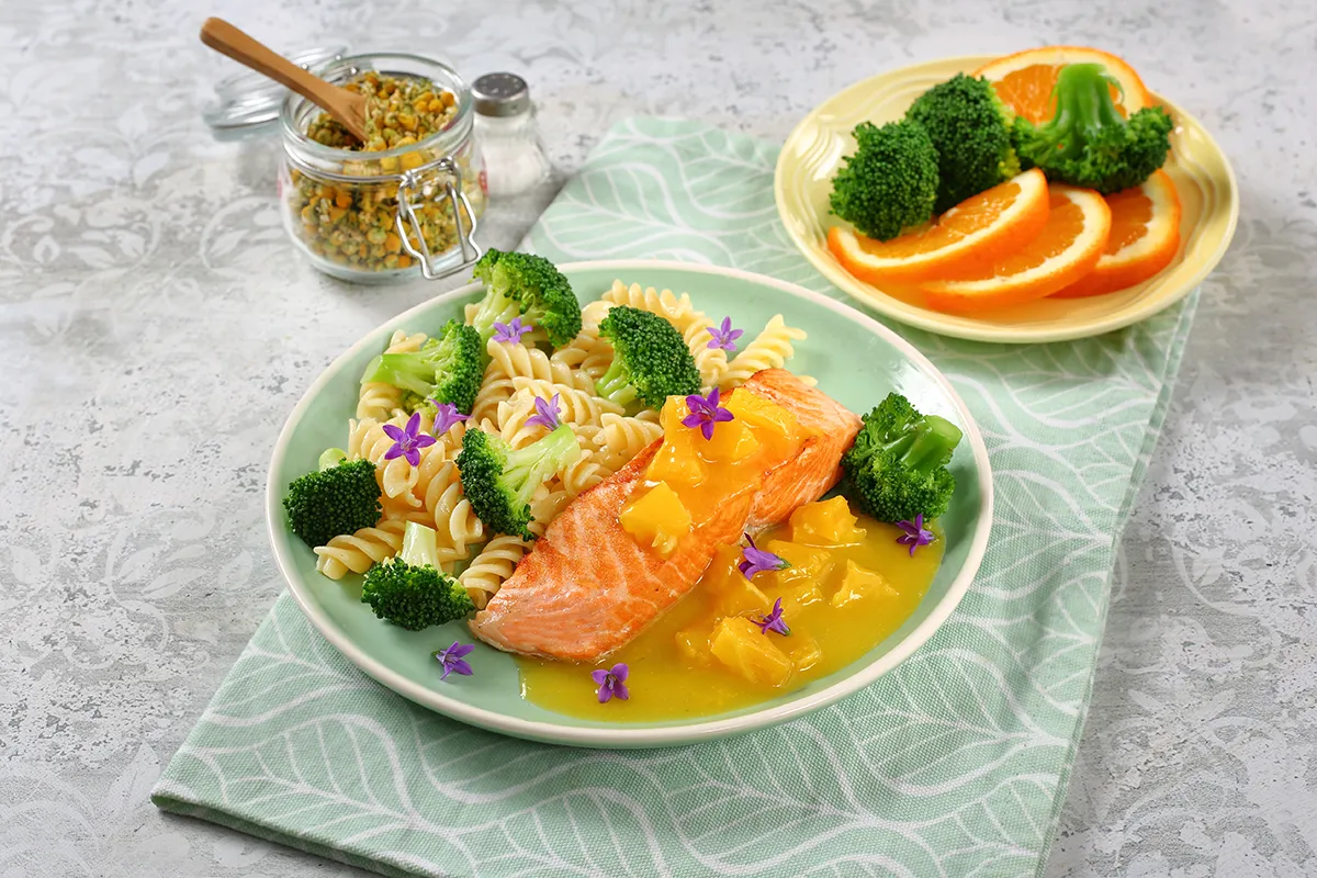 Sült lazacsteak, kamillás narancsmártással recept