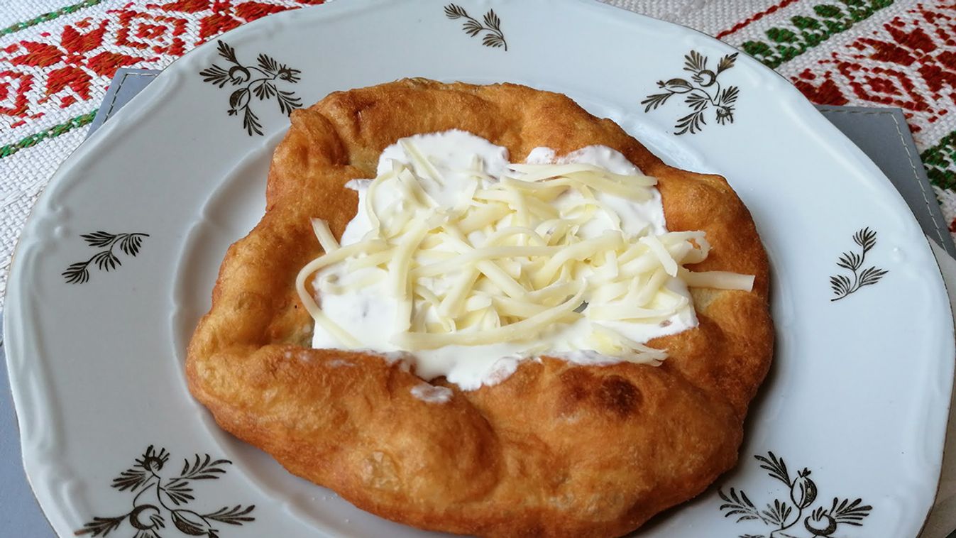 Tejfölös-sajtos lángos   recept