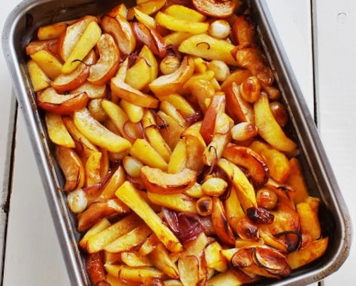 Almás-hagymás sült krumpli (köret) recept