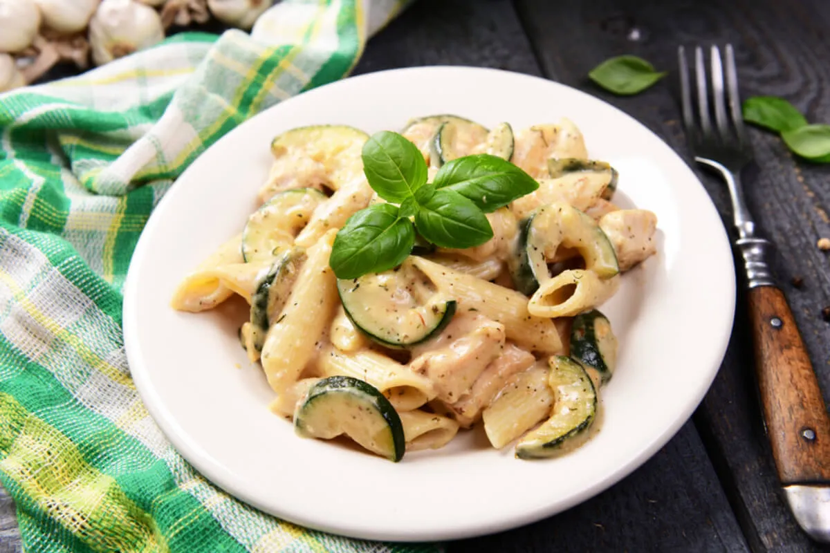 Cukkinis-csirkés tészta recept