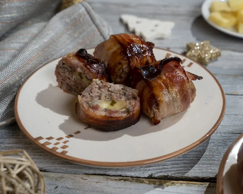 Baconbe göngyölt sajttal töltött húsgolyó recept