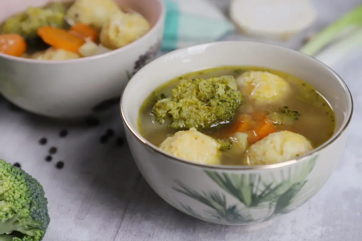 Gyors zöldségleves sajtgombóccal recept