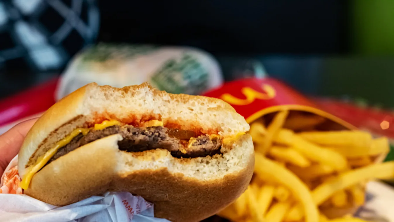 Súlyos lépésre kényszerült a McDonalds: megemelik a sajtburger árát