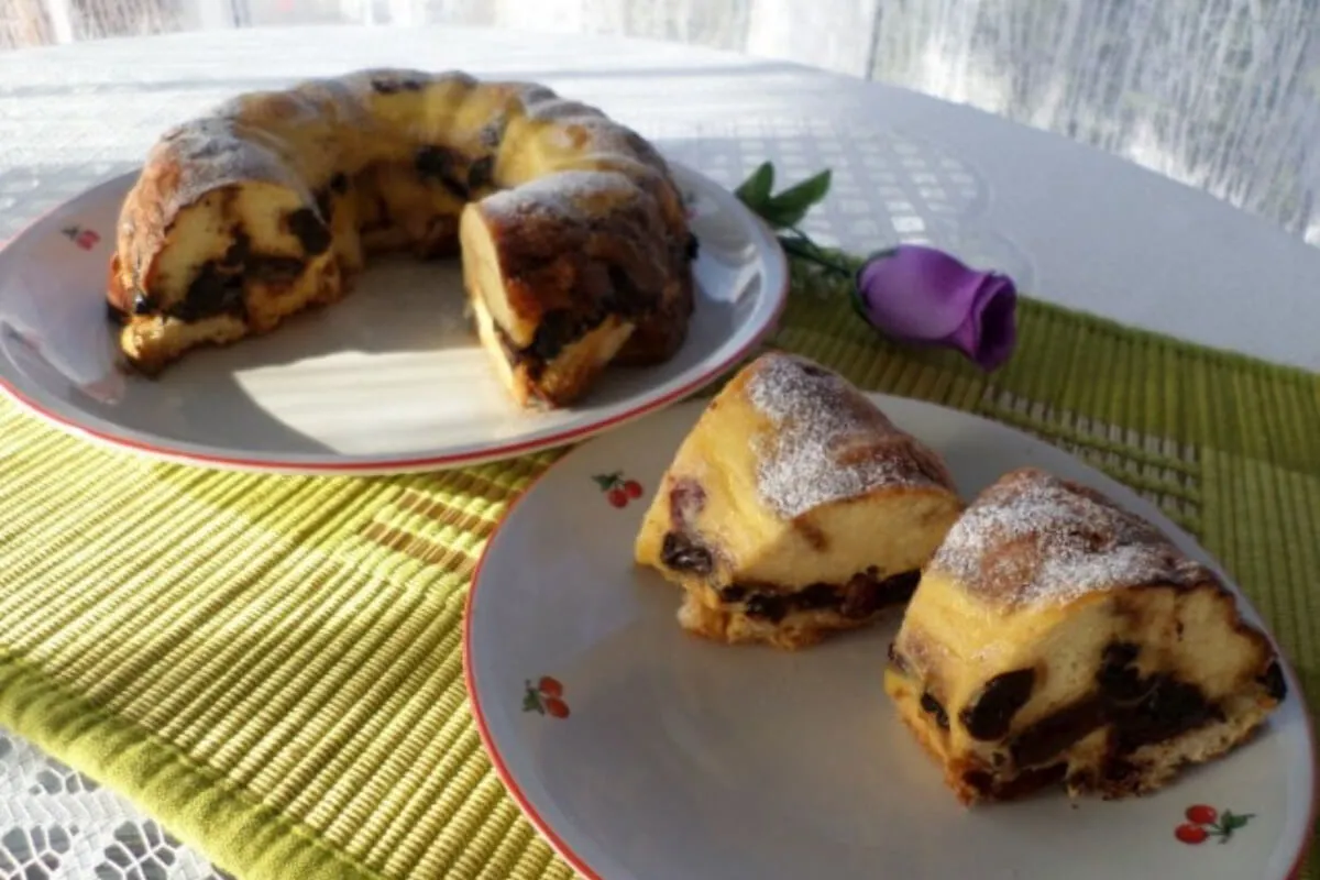 Aszalt szilvás kuglóf fonott kalácsból recept