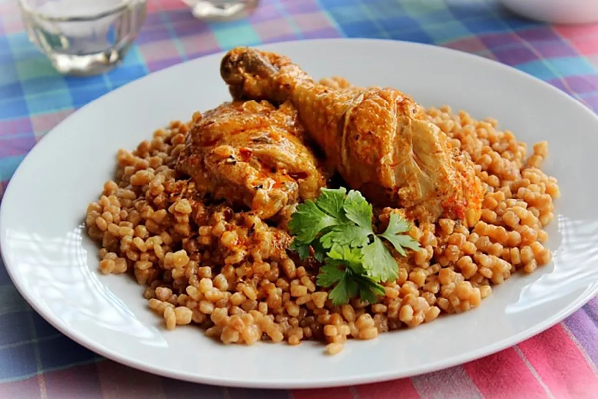 Tejfölös csirkepaprikás tarhonyával recept