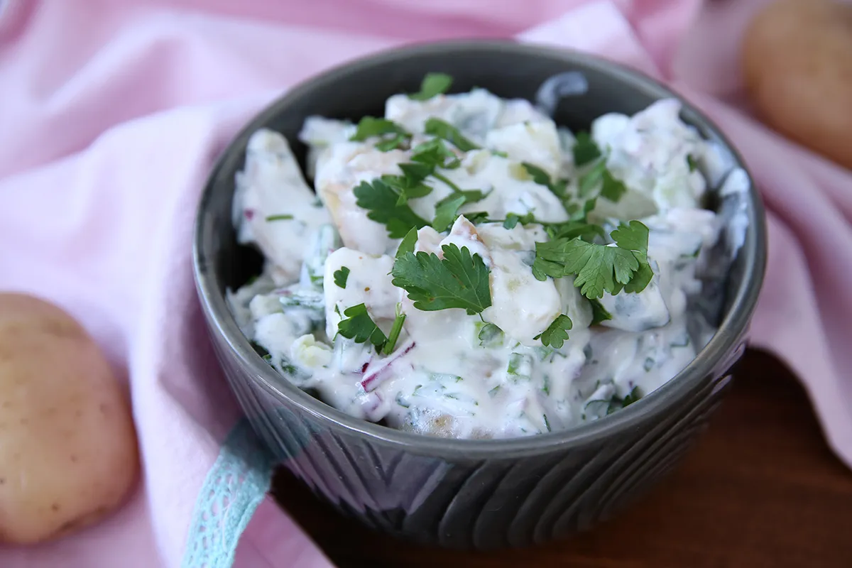 Tejfölös újkrumplisaláta recept