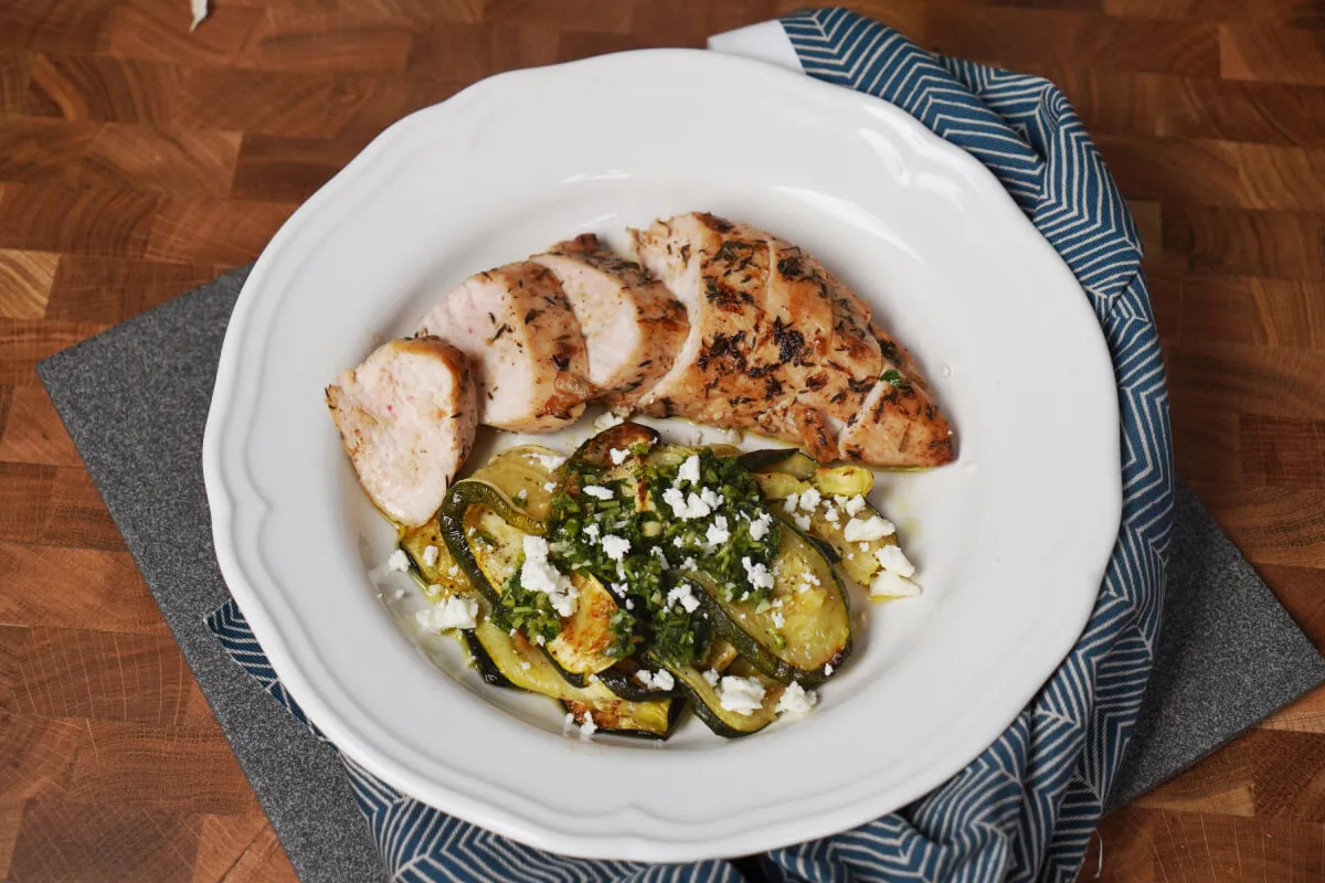 Serpenyős csirkemell sültcukkini-salátával recept