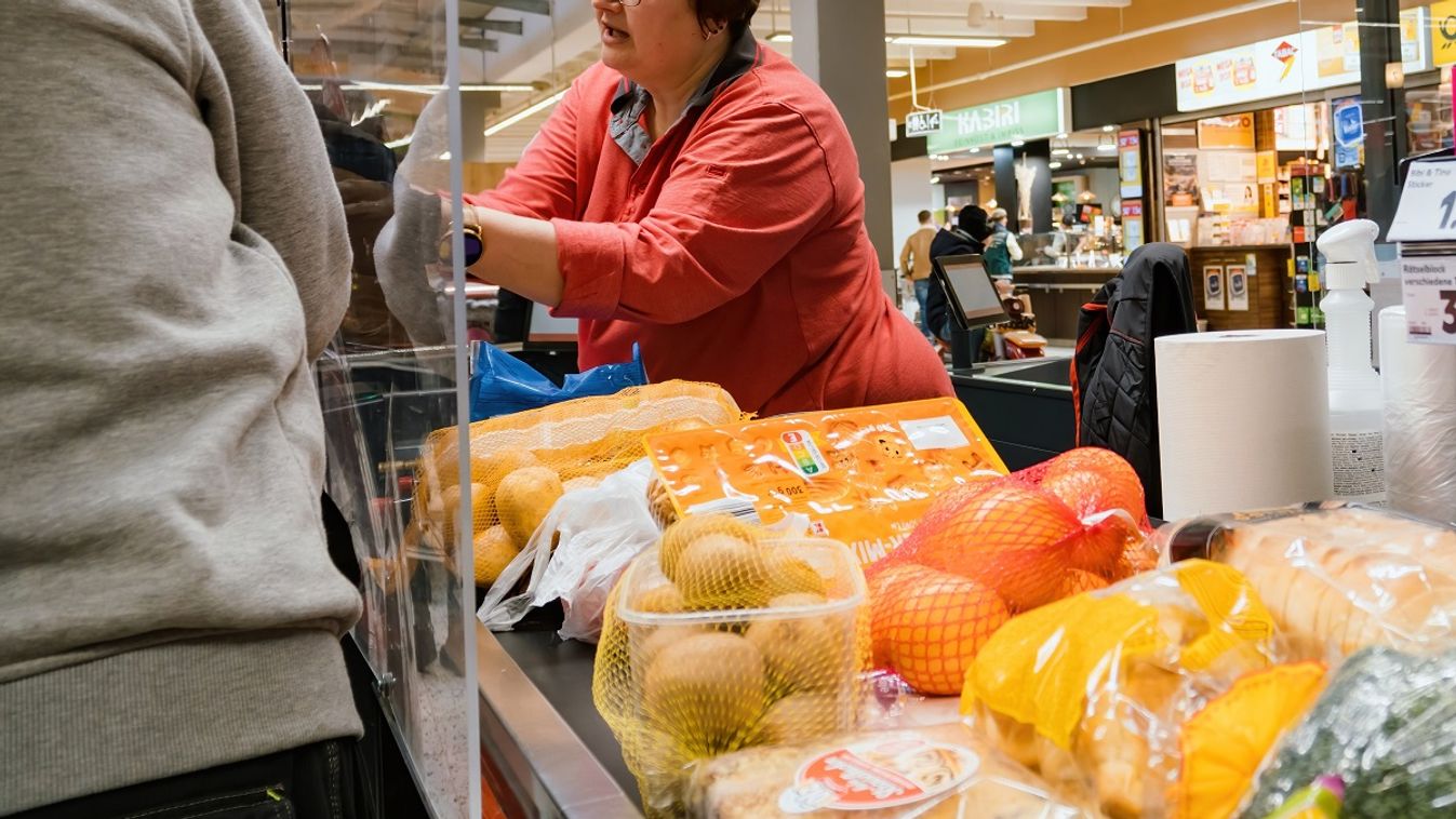 Az Aldi pénztárában táncolt  a szexi lány, meglett a következménye - Videó