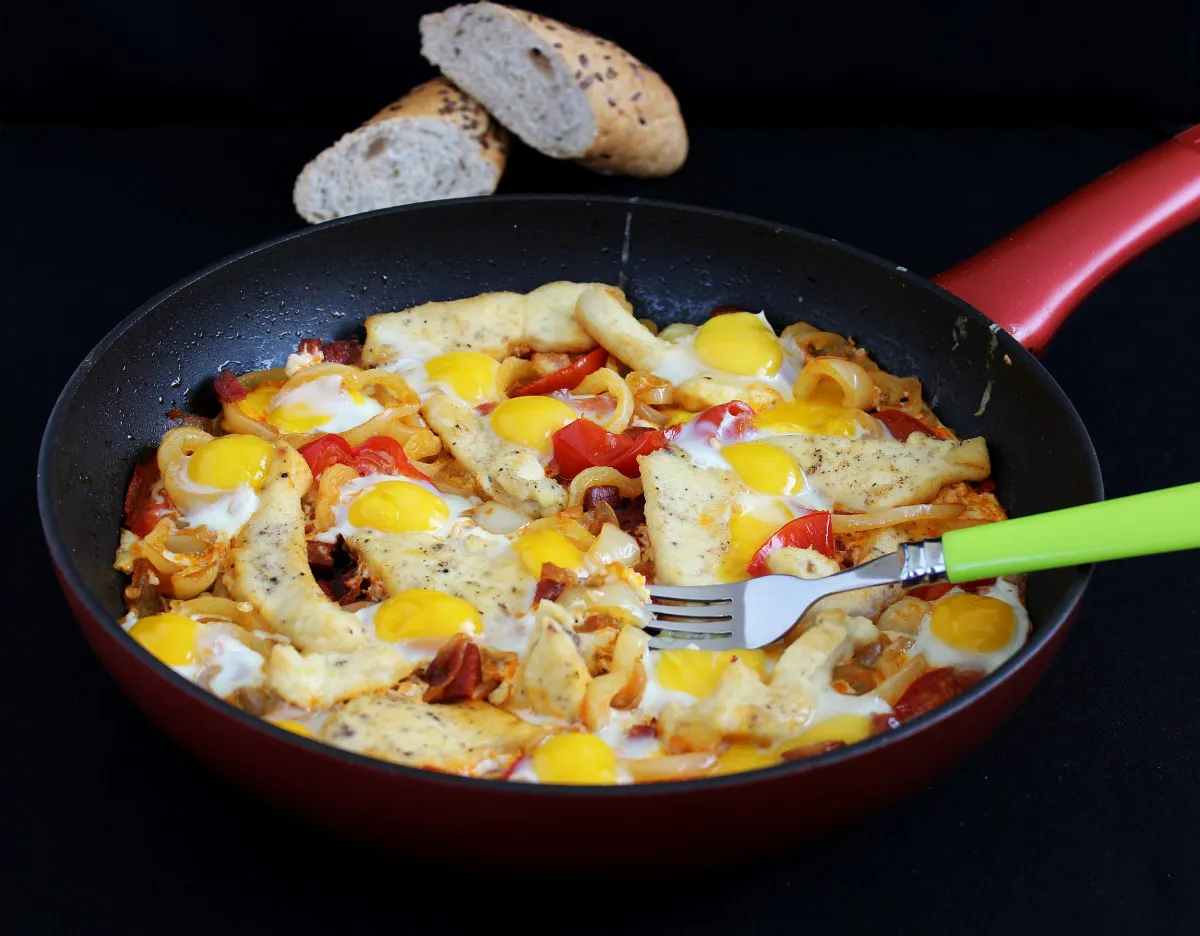 Lecsó csirkemellel és fürjtojással recept