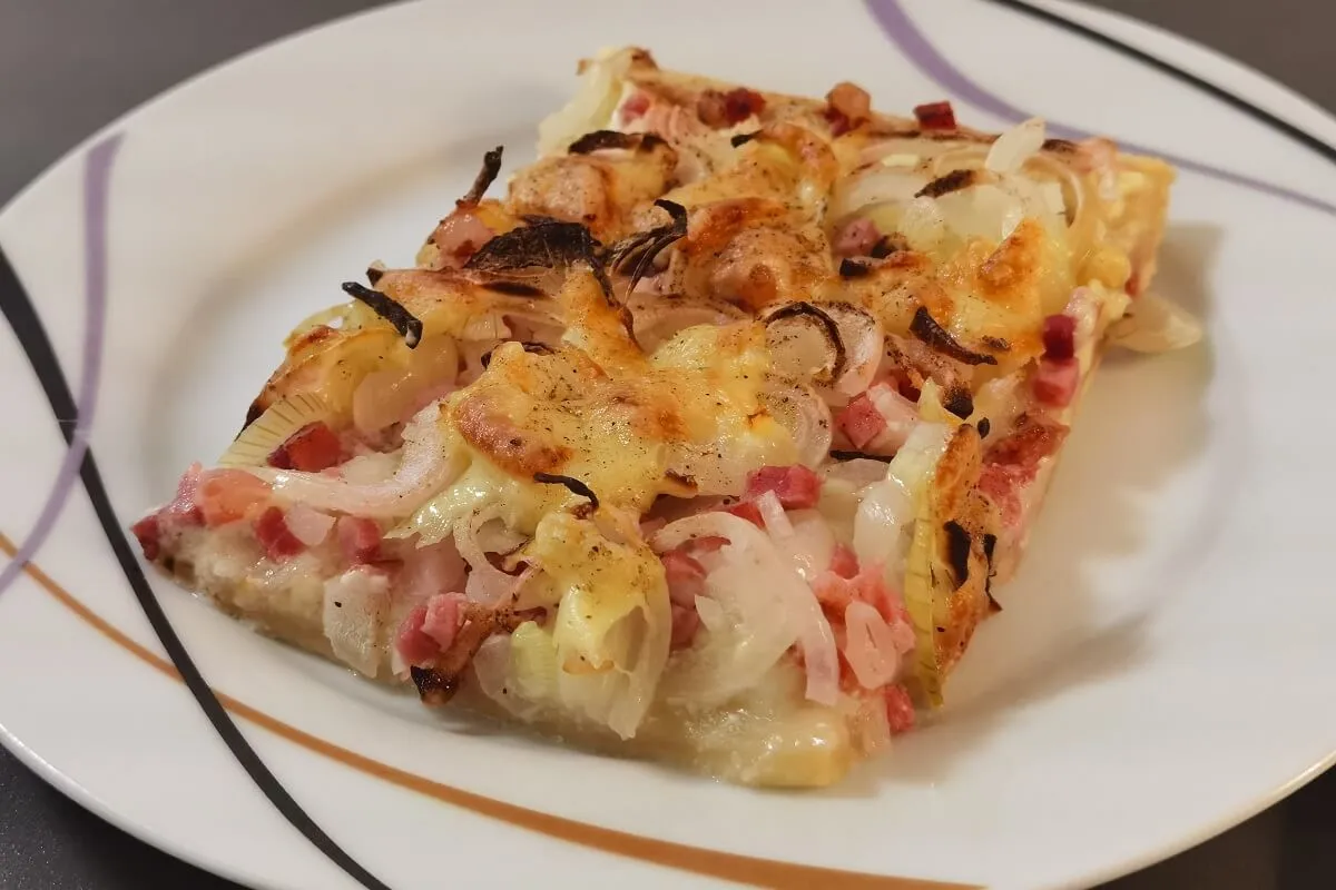 Kenyérlángos hagymával, sonkával recept