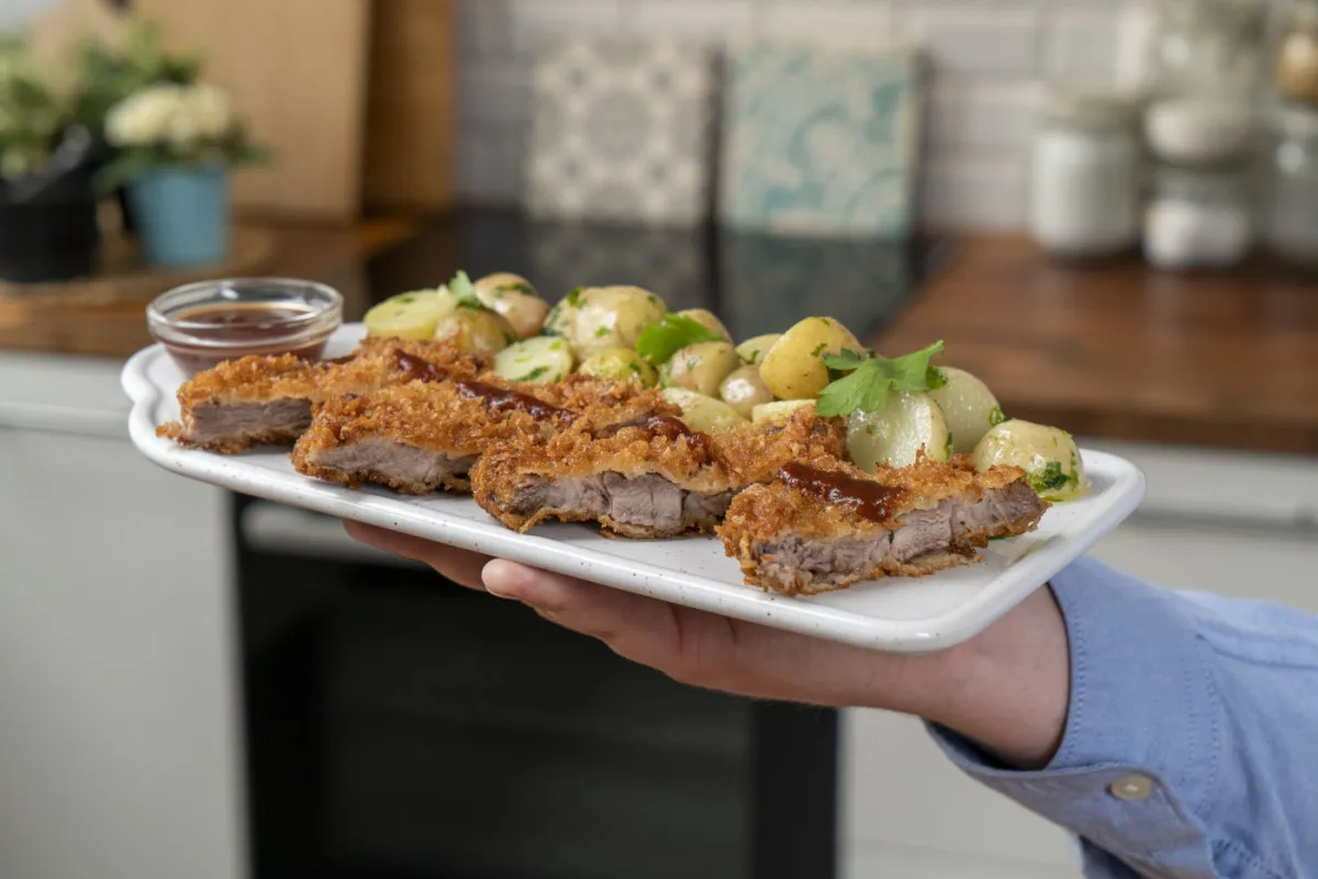 Tonkatsu (japán rántott hús) petrezselymes újburgonyával recept