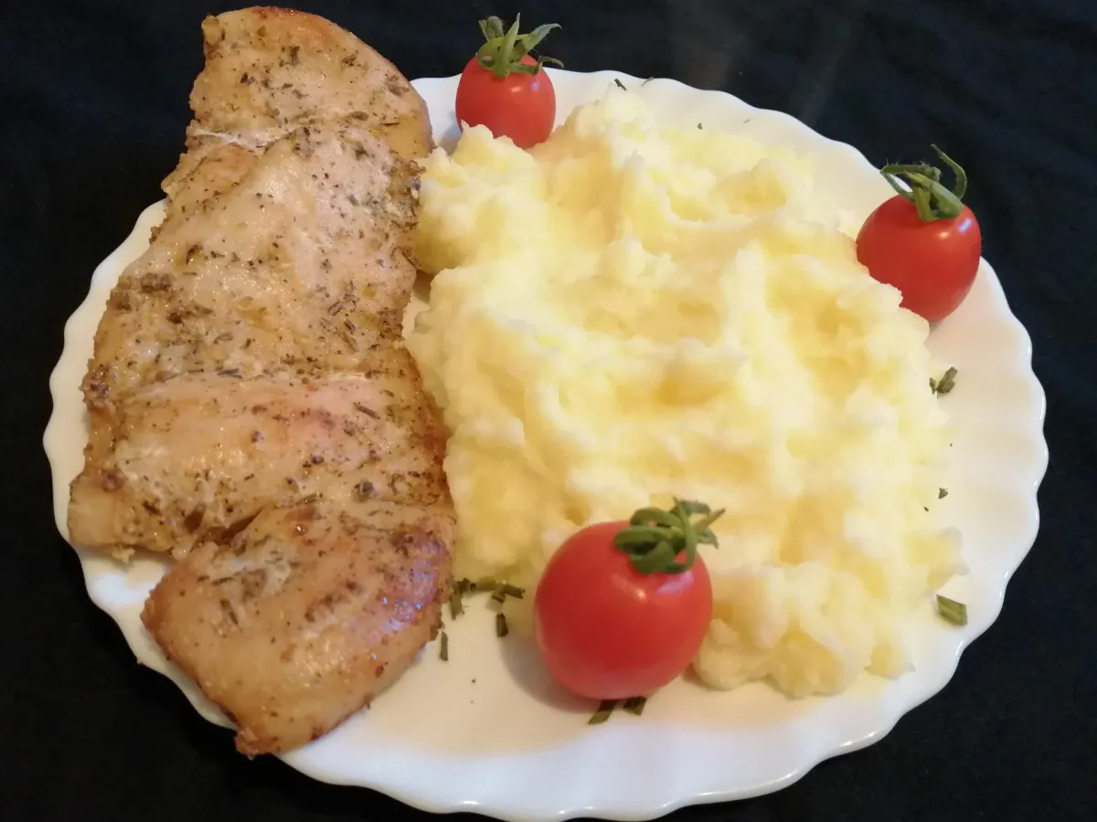 Zöldfűszeres csirkemell burgonyapürével recept