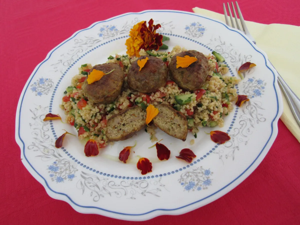 Bársonyvirággal ízesített húsgombóc zöldséges tabuléval recept