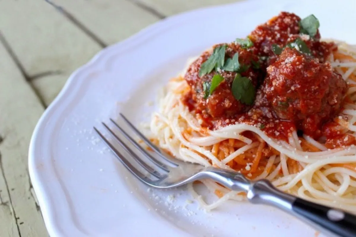 Paradicsomos húsgombócok spagettivel  recept