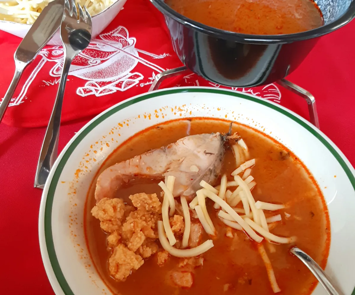 Halászlé ikrával és gyufatésztával recept