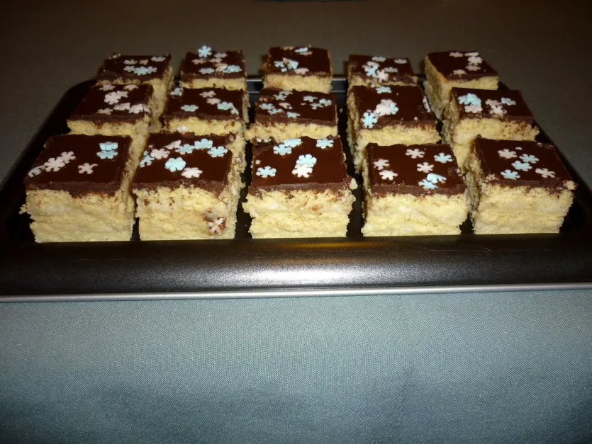 Tejbegrízes krémmel töltött mézes recept