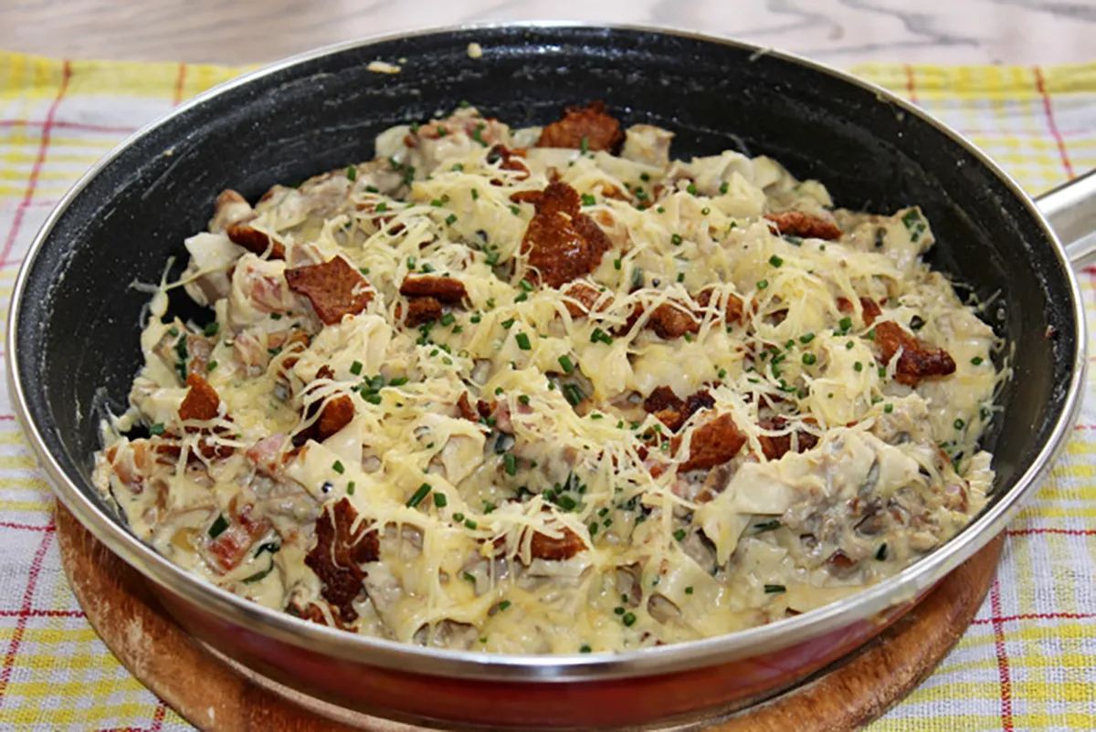 Húsos-szaftos tészta maradékból recept