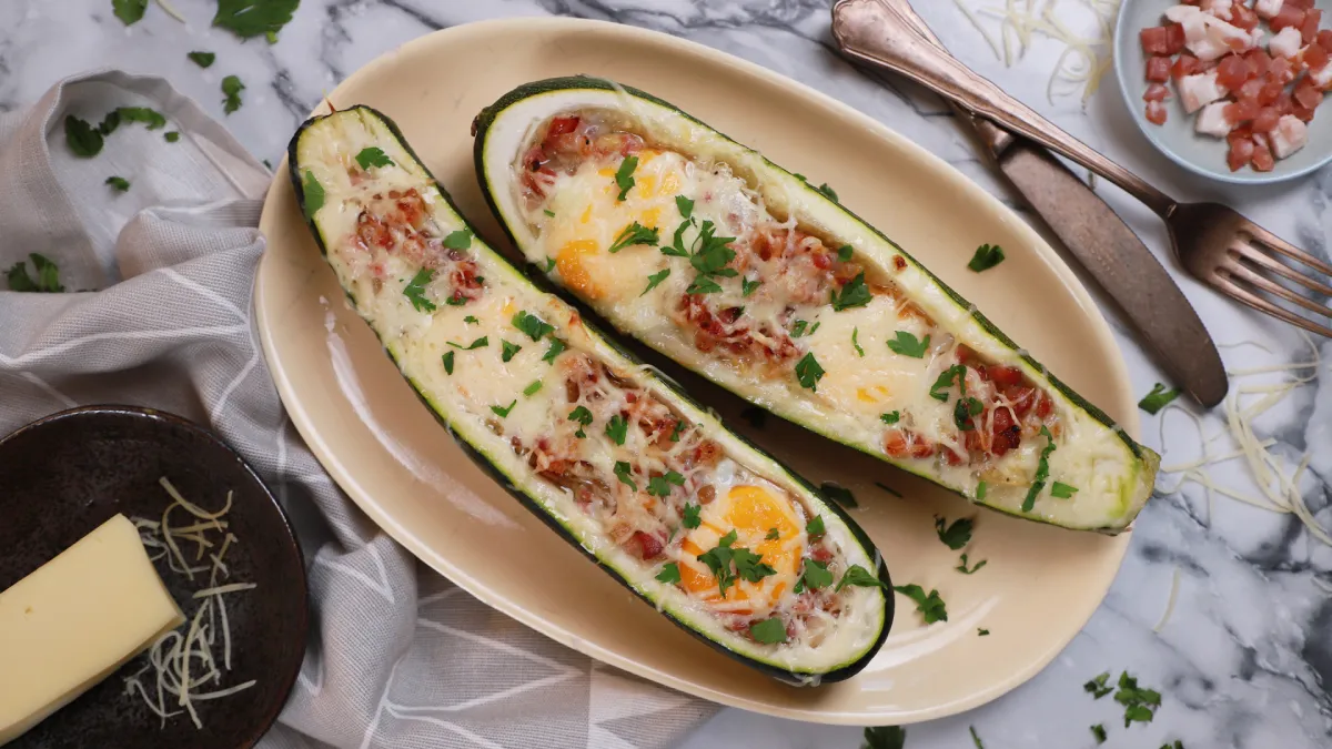 Töltött cukkini tükörtojással recept