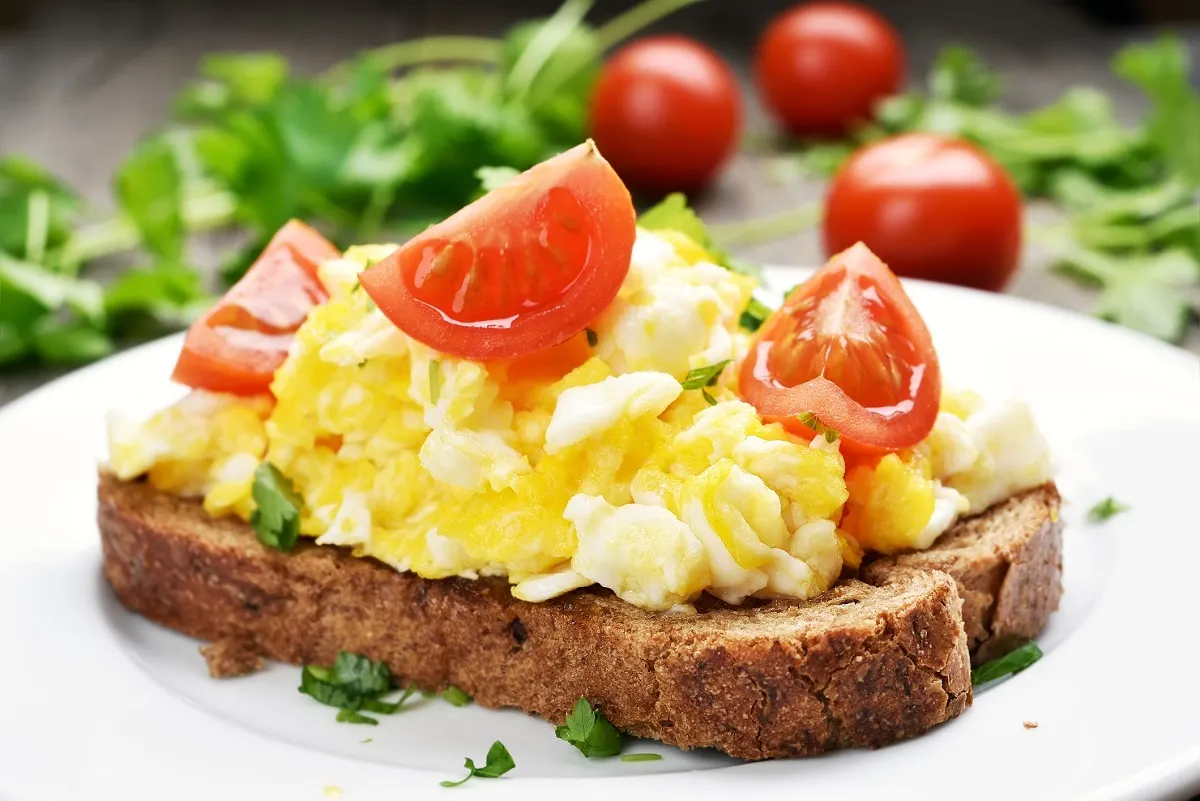 Tojásrántotta pirítóson recept