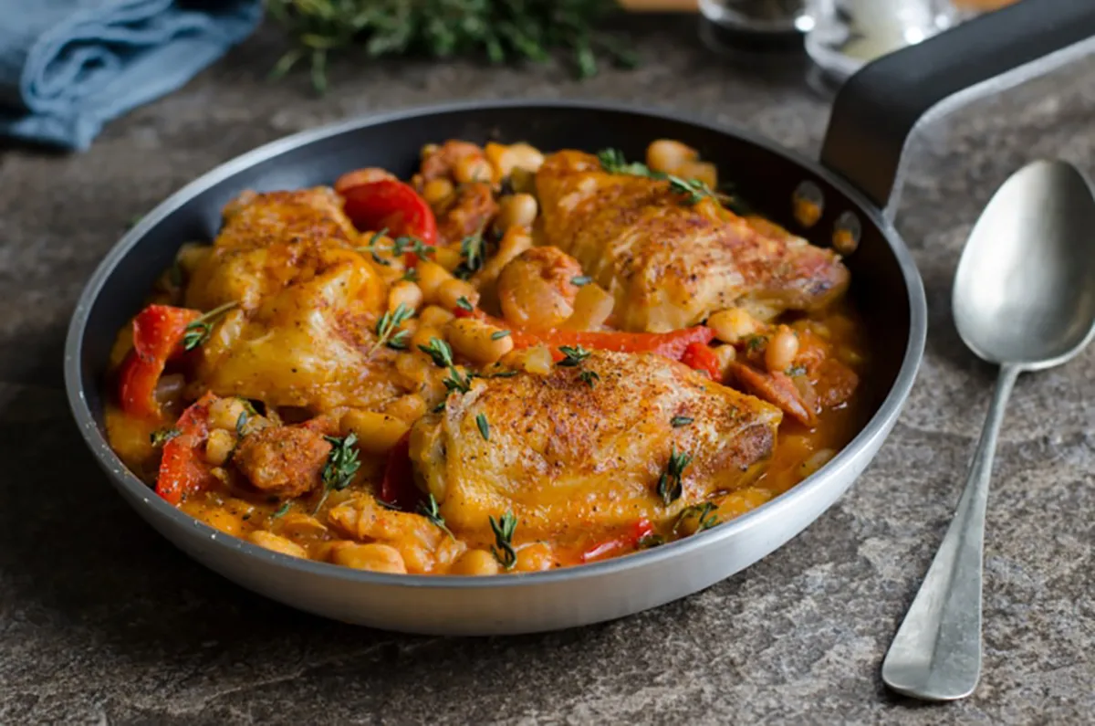 Kolbászos csirke fehér babbal recept