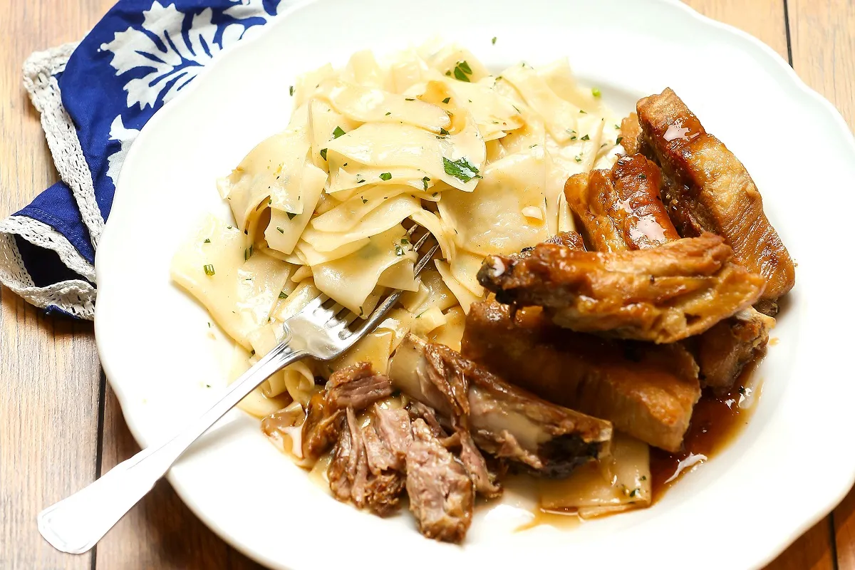 Oldalas fokhagymás-petrezselymes csuszával recept