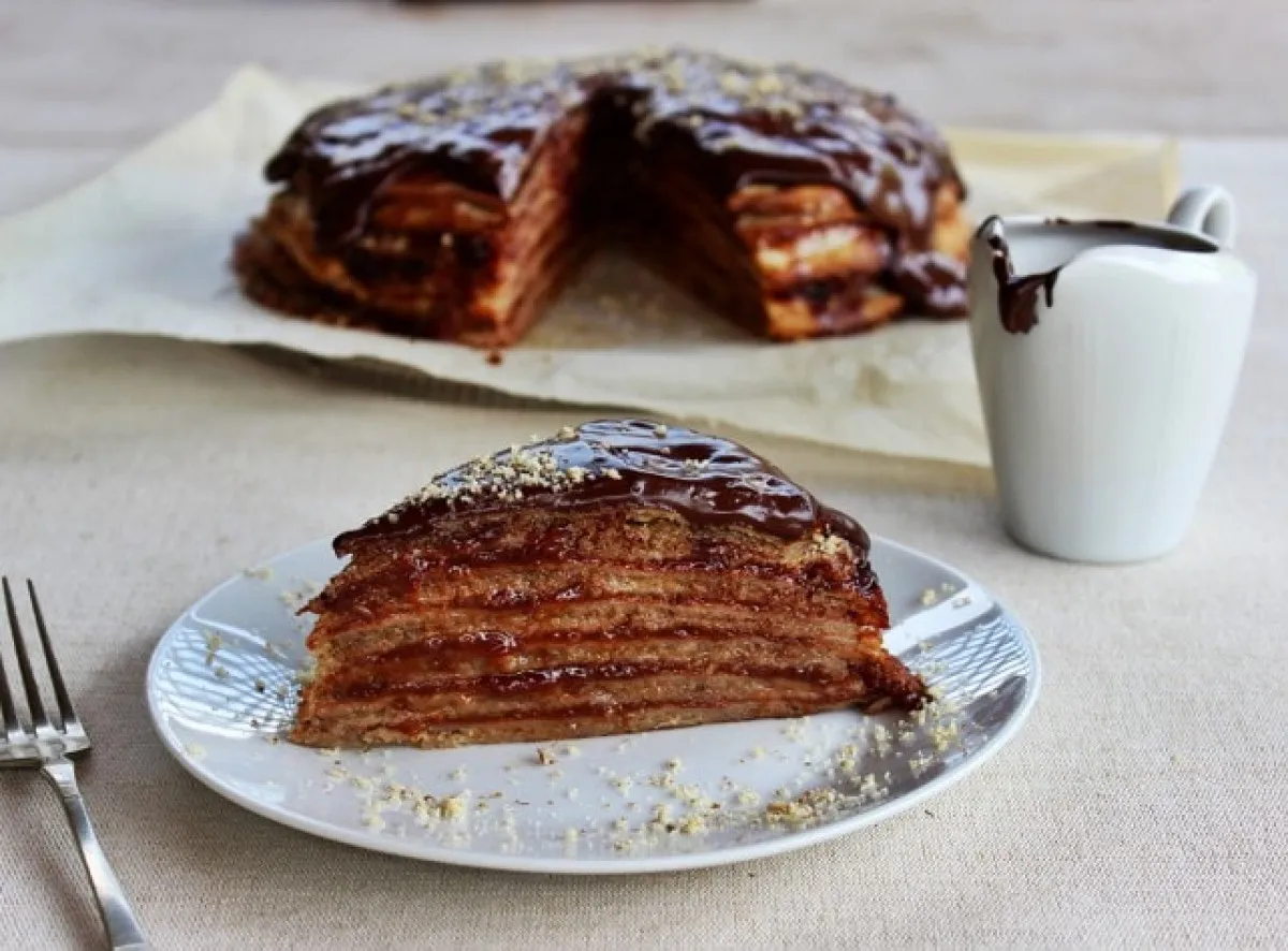 Diós-lekváros palacsintatorta csokoládéöntettel recept