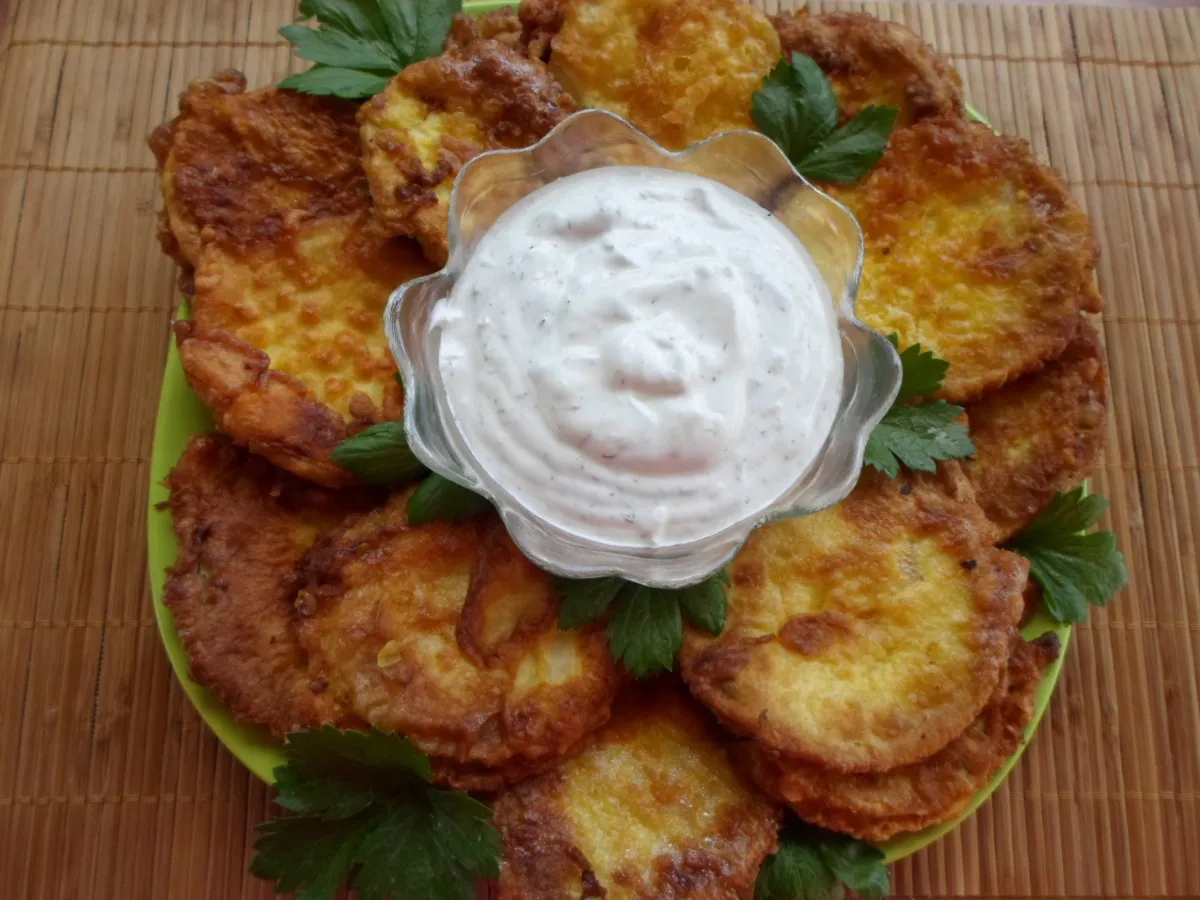 Cukkinikarikák fokhagymás tésztabundában recept