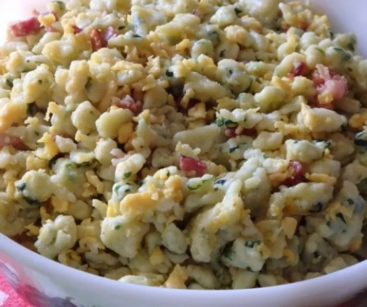 Medvehagymás tojásos-szalonnás galuska recept