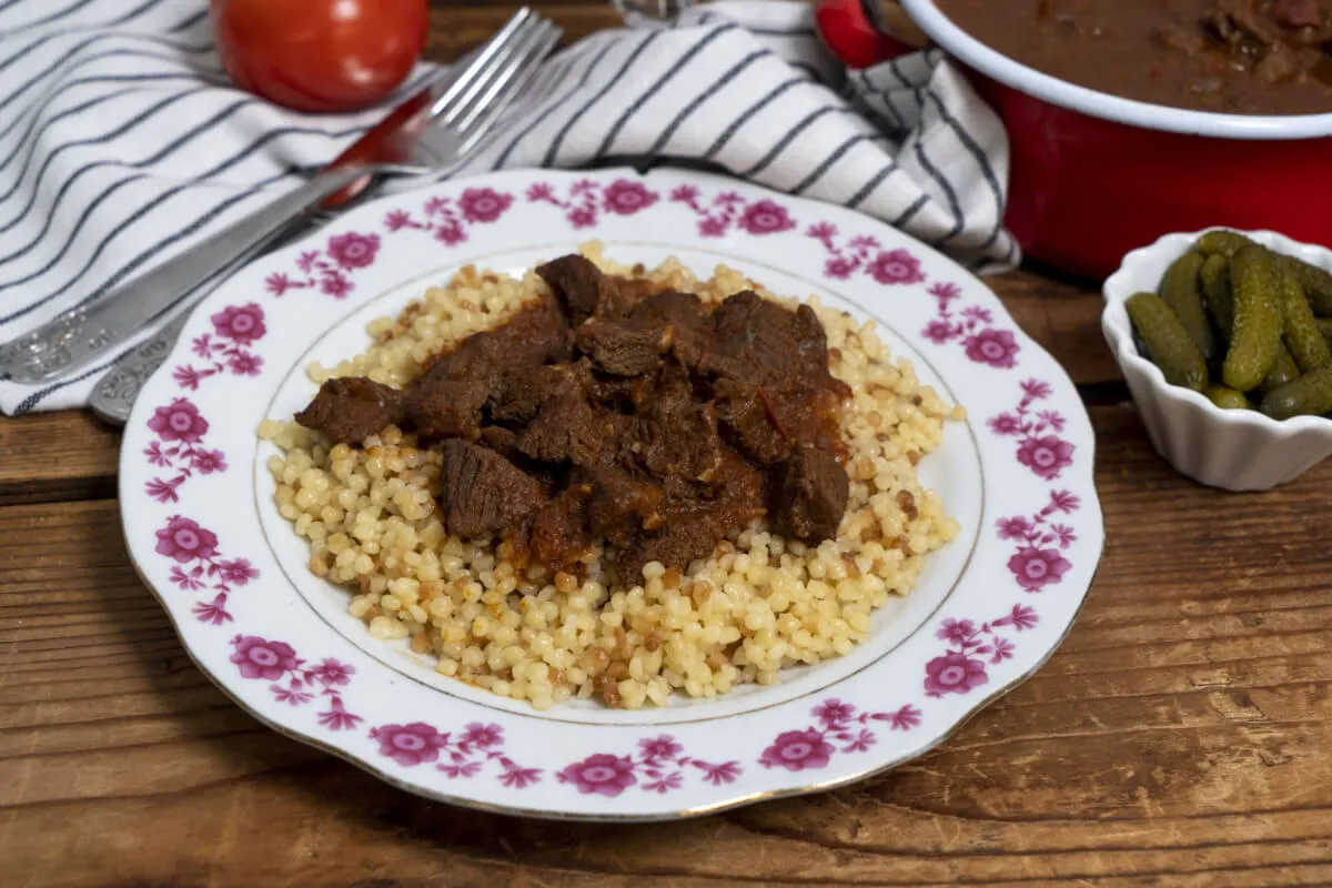 Vörösboros marhapörkölt tarhonyával recept