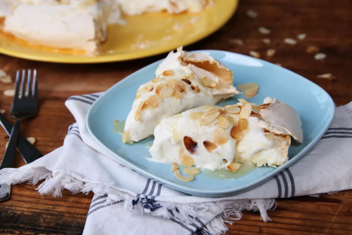 Pavlova mézes joghurttal, mandulával recept