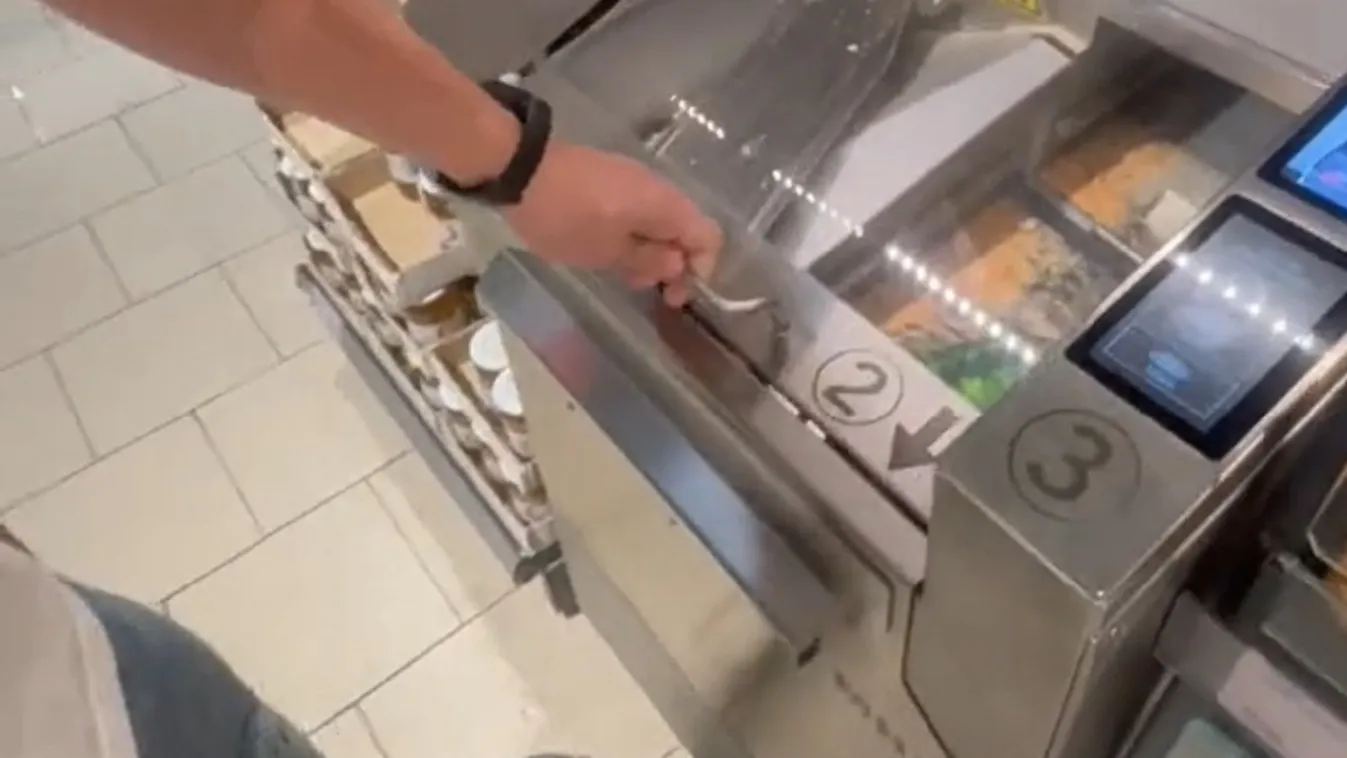 Dinnyét szeleteltek a Lidl kenyérszeletelő gépében /Fotó: TikTok