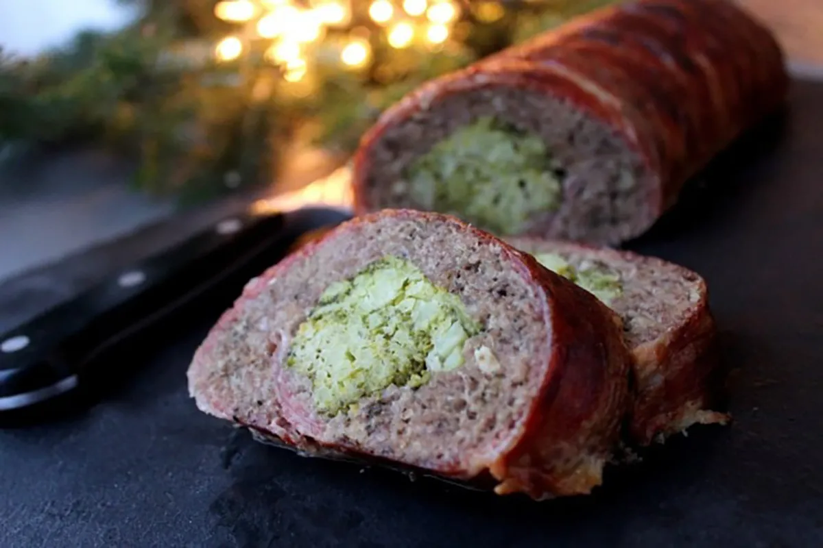 Baconbe tekert brokkolival töltött fasírt  recept