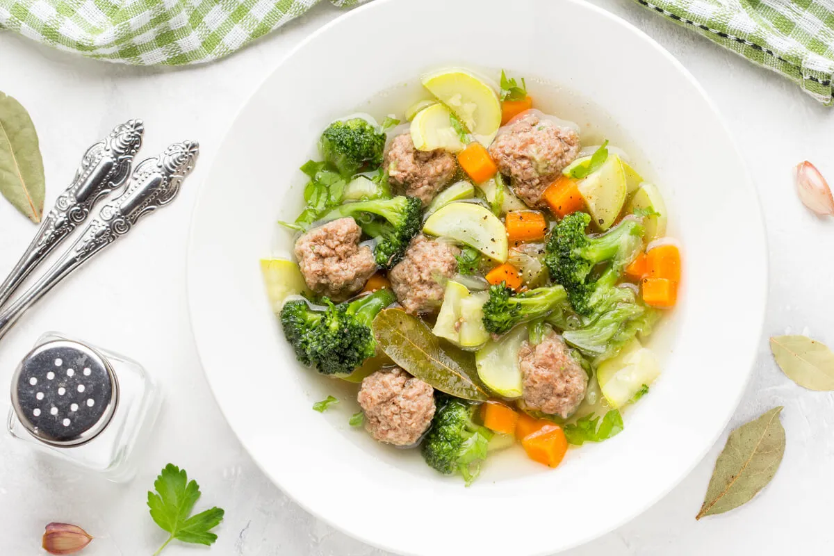 Zöldségleves húsgombóccal egyszerűen recept