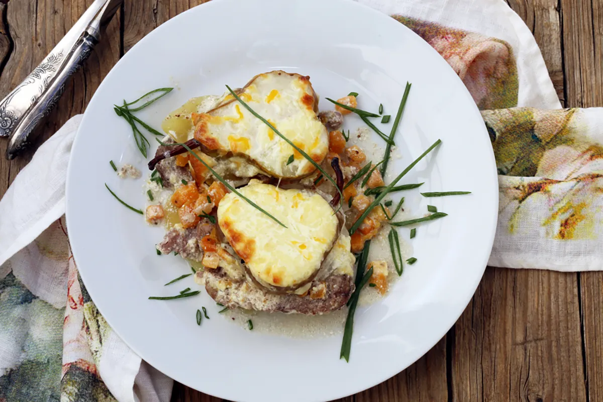Tejfölös szelet sült sajtos körtével recept
