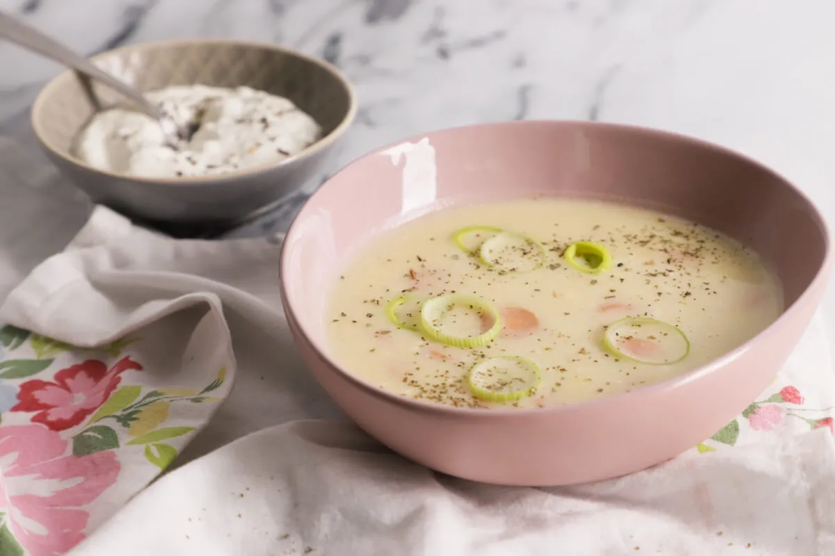 Póréhagymás burgonyakrémleves virslivel recept