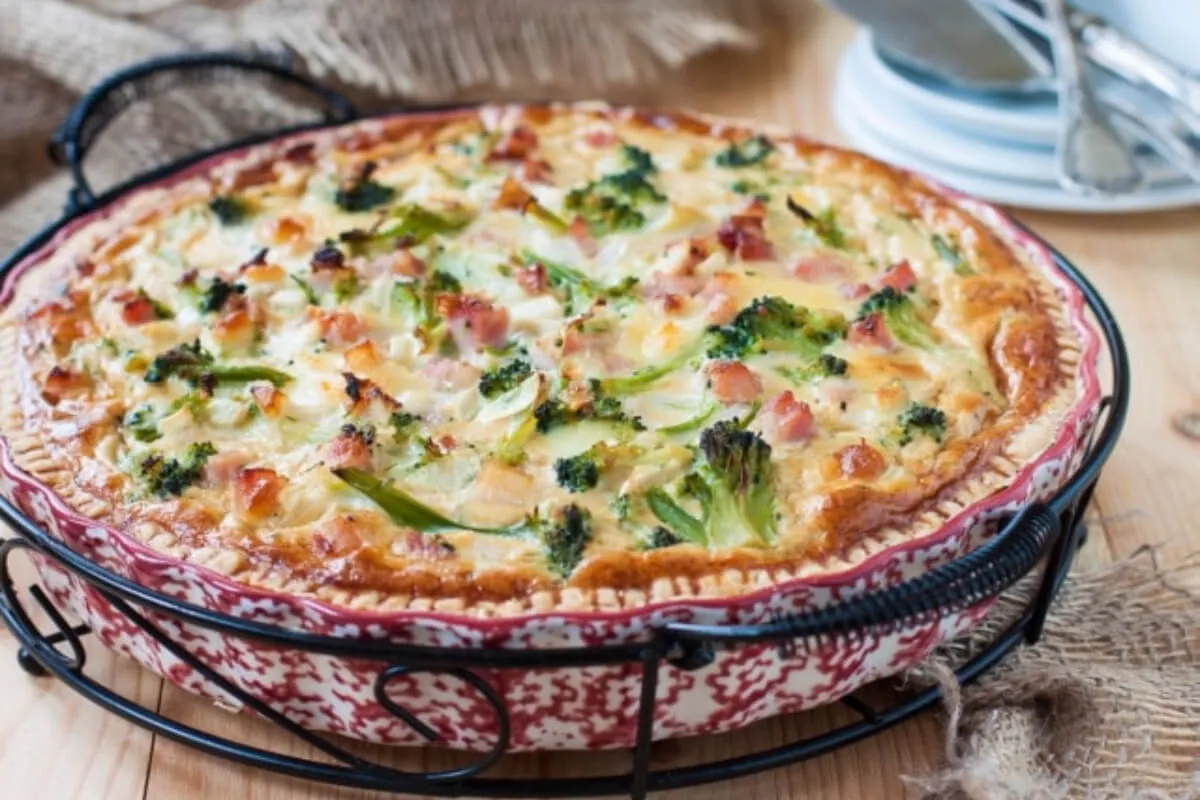 Sonkás-brokkolis pite (quiche)  recept