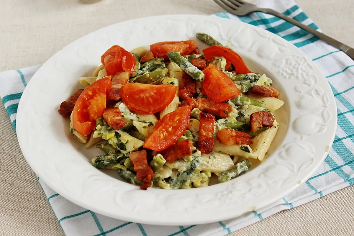 Penne zöldbabos raguval és sült szalonnával recept
