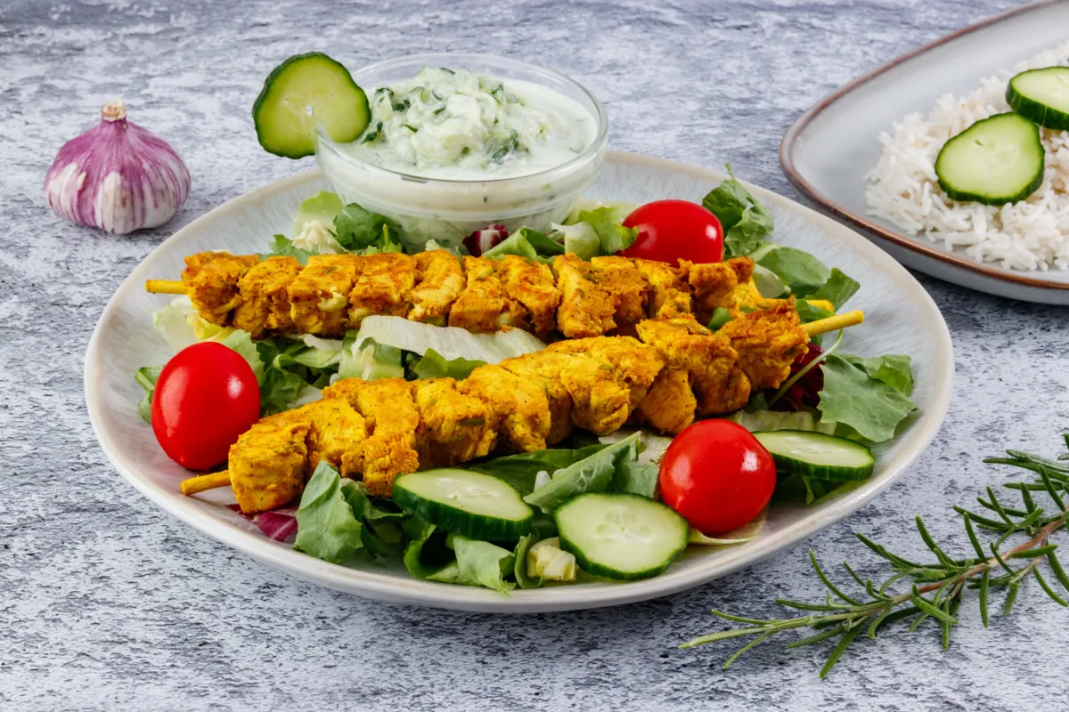 Nyári mustáros csirkenyárs tzatzikivel  recept