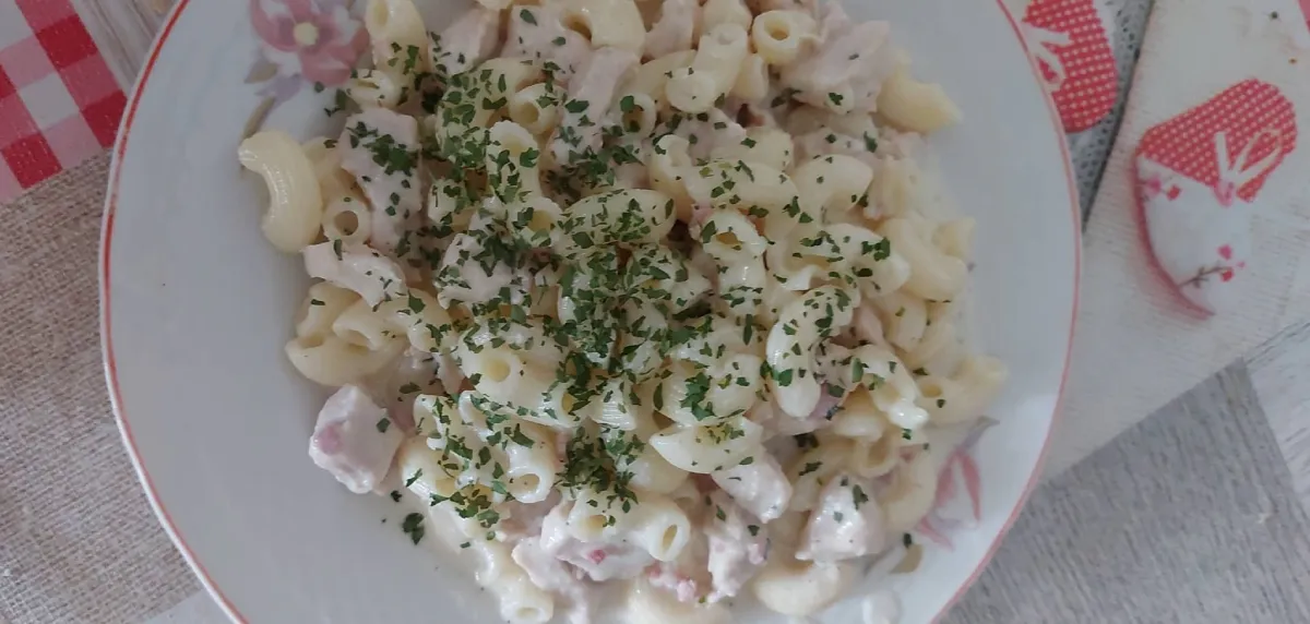 Tejszínes-csirkés-sajtos tészta recept