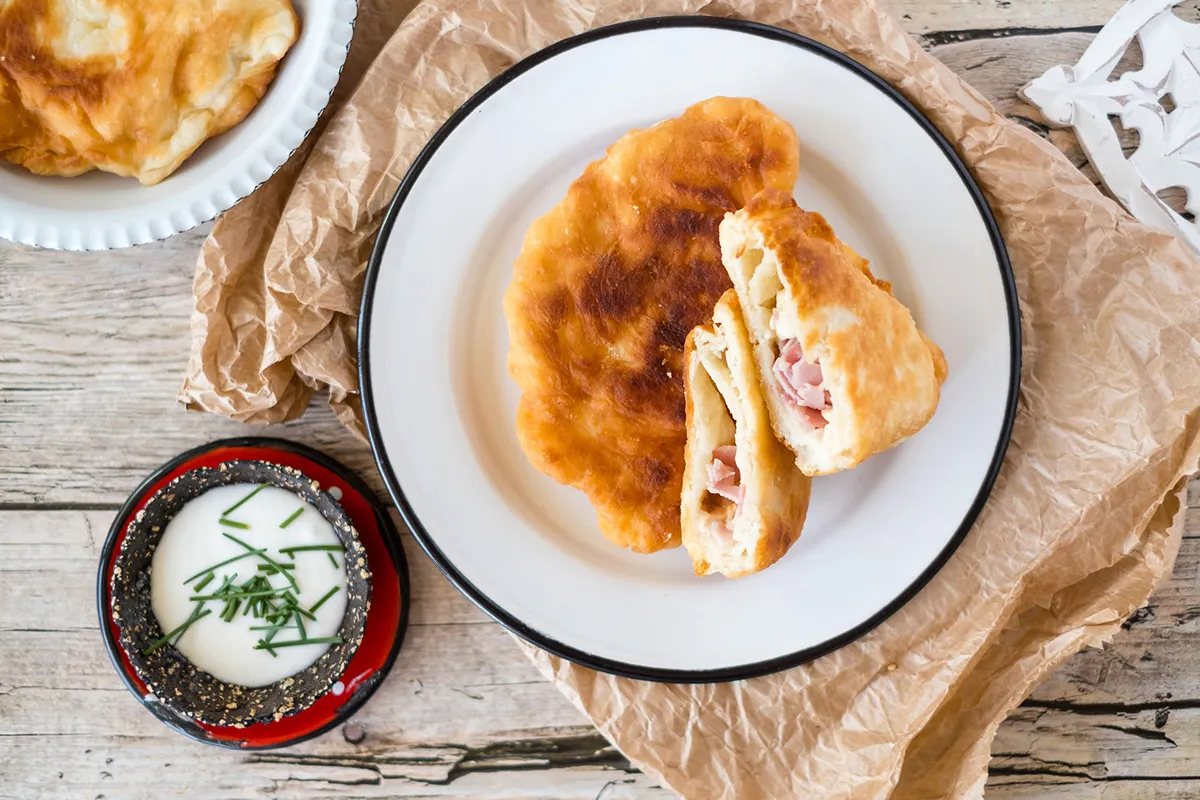 Sajttal és sonkával töltött lángos recept