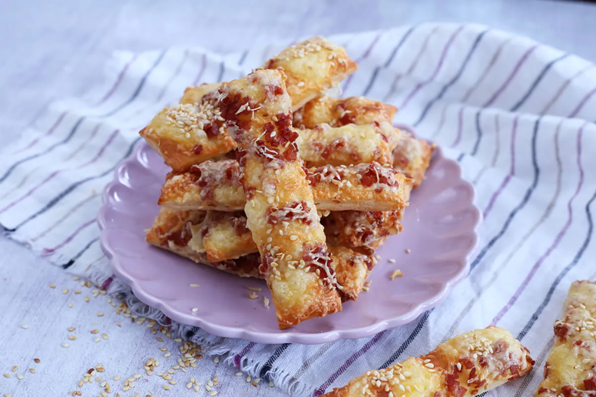 Sajtos-sonkás vendégváró falatkák recept