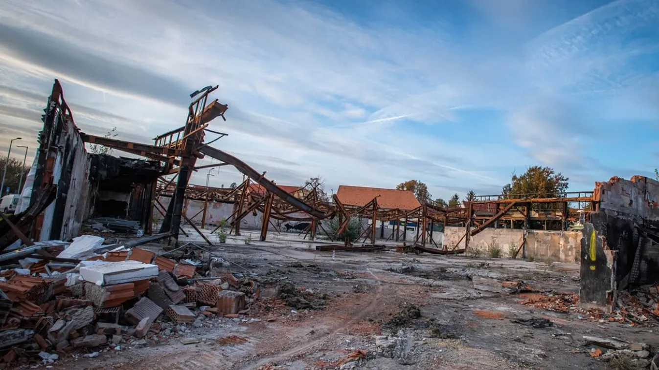 Bontják a 2021 tavaszán leégett Spar maradványait /Fotó: Bellai László/szentendre.hu