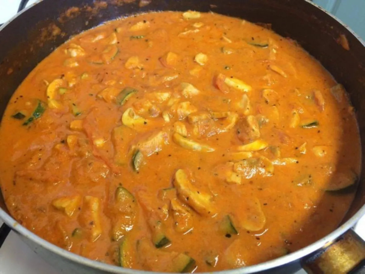 Paradicsomos-cukkinis csirkeragu recept