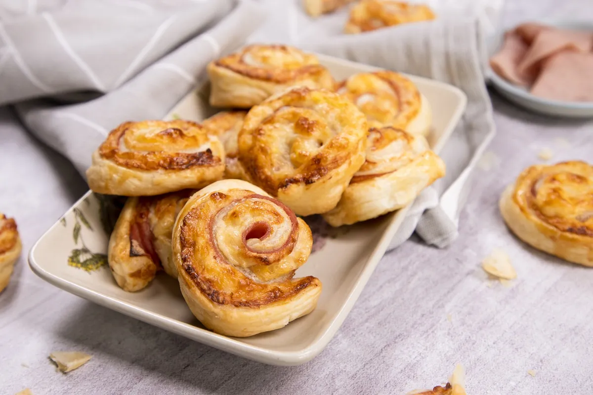 Sonkás-sajtkrémes csiga recept