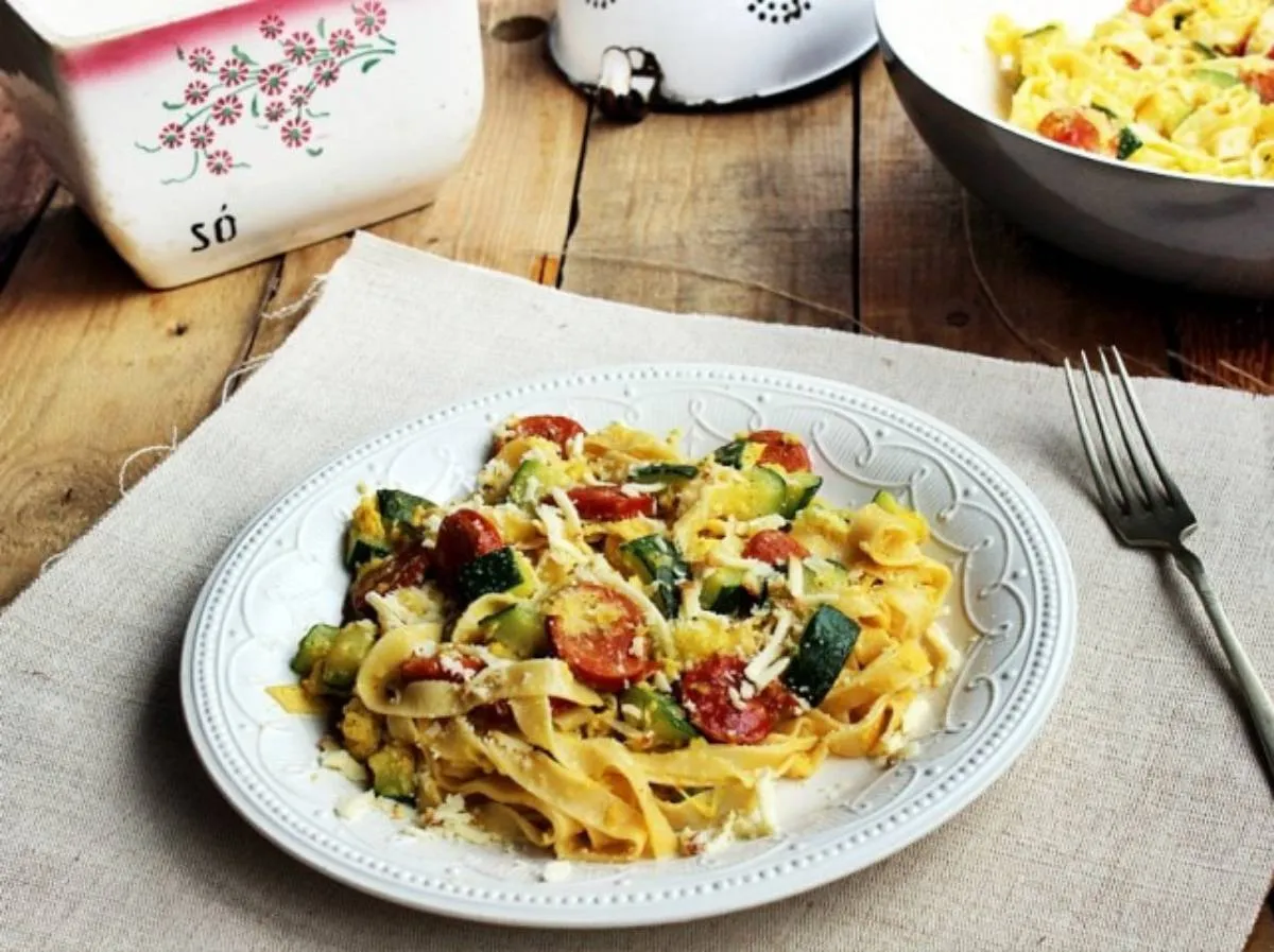 Cukkinis tészta kolbásszal recept